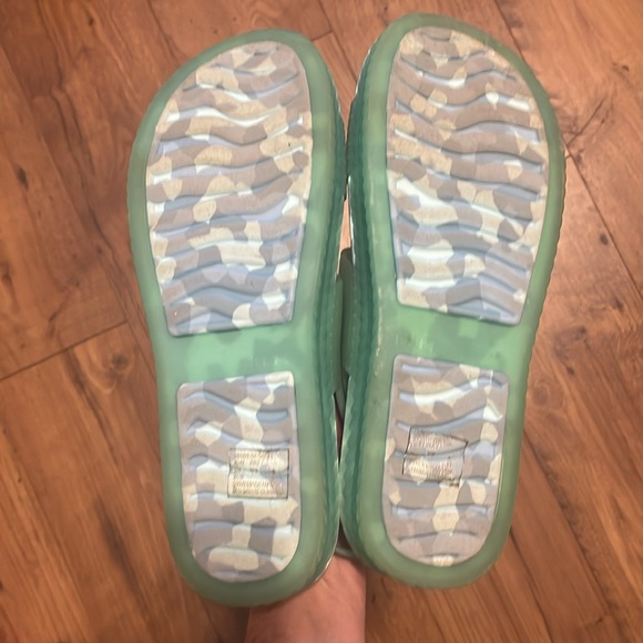 REEF Sandals - Picture 2 of 3